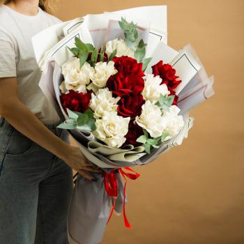 15 красно-белых роз (60 см) из Эквадора