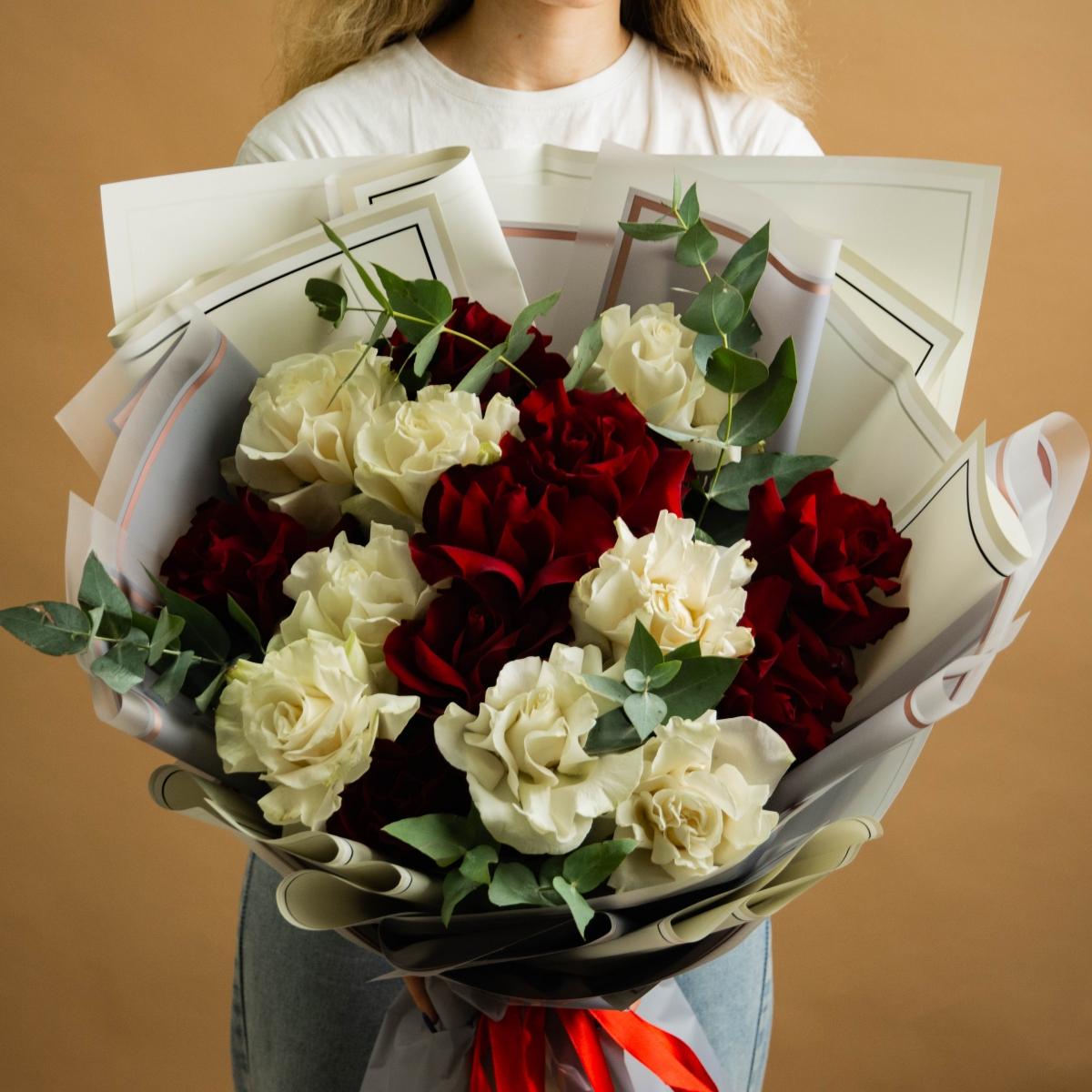 15 красно-белых роз (60 см) из Эквадора